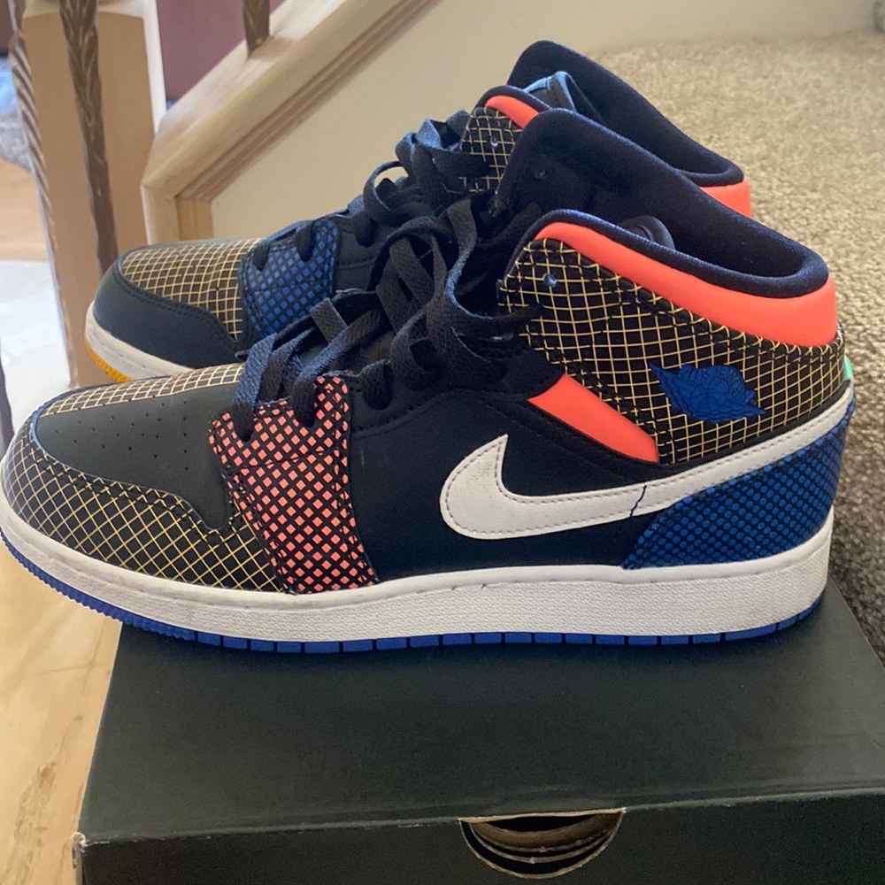 Size 7 youth air Jordan mid